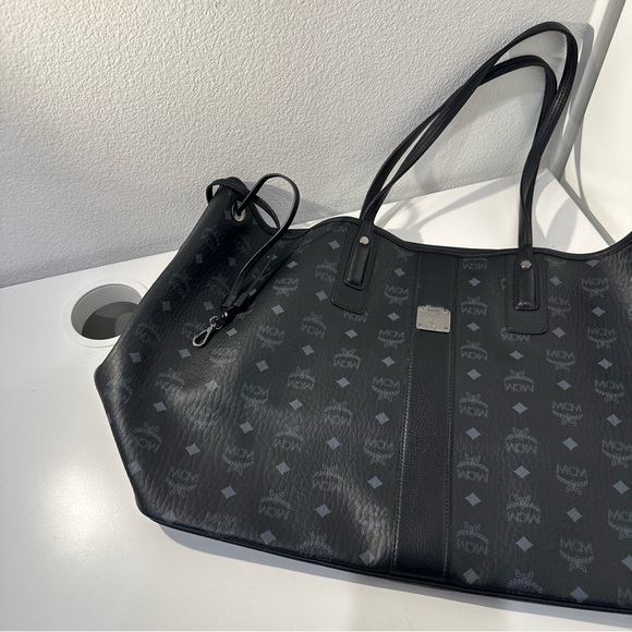 MCM PRODUCTS TOTE SHOPPER LARGE BLACK USA INC CORE MWPAAVI01 MSRP $1,550 - Picture 4 of 16